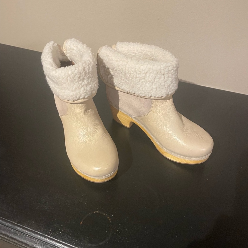 FRYE AND CO. Cream Ankle Boots with Plush Cuff